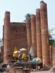 Wat Thammikarat tall pillars.JPG (90 KB)